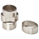 Servettringar i silver från kollektionen FRÖJDA. Elegant, reflekterande aluminium med akrylbeläggning, en staplad, en ensam, minimalistisk design.
