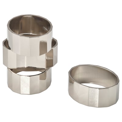 Servettringar i silver från kollektionen FRÖJDA. Elegant, reflekterande aluminium med akrylbeläggning, en staplad, en ensam, minimalistisk design.