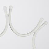 Vit, intrikat, snöflingeliknande hängande lampa; 3D-rendering som visar upp elegant design.