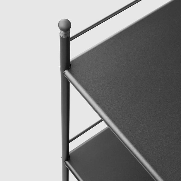Närbild av modern svart metallhylla med elegant design och rundad ände. Ingår i serien FRÖSJÖN, slitstark och stilren för badrum.