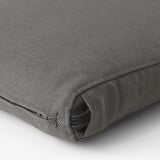 Grått kuddfodral för utomhusbruk med dragkedja, tillverkat av återvunnen polyester.