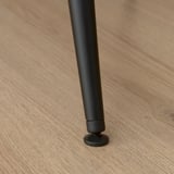 Svart stolsben med justerbar fot på trägolv, som visar upp robust och stabil design.
