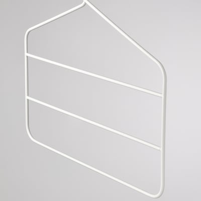 En grå GÅRDSMÄSTARE hängare, gjord av metall, designad för att hänga upp flera par byxor eller kjolar effektivt.