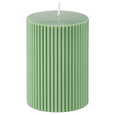 Grönt cylindriskt ljus; ribbad design; vax blandning; veke av bomull; dekorativ hemaccent.
