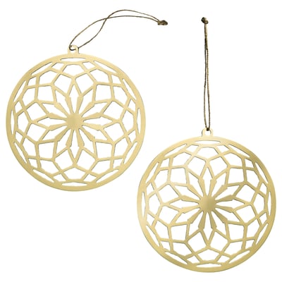 Två guldiga, runda, hängande ornament med intrikata utskurna blommönster, gjorda av rostfritt stål med jutesnöre.