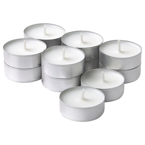 Sex silverfärgade värmeljus, cylindriska med vekar, arrangerade i ett cirkulärt mönster, glänsande metall som reflekterar ljus.