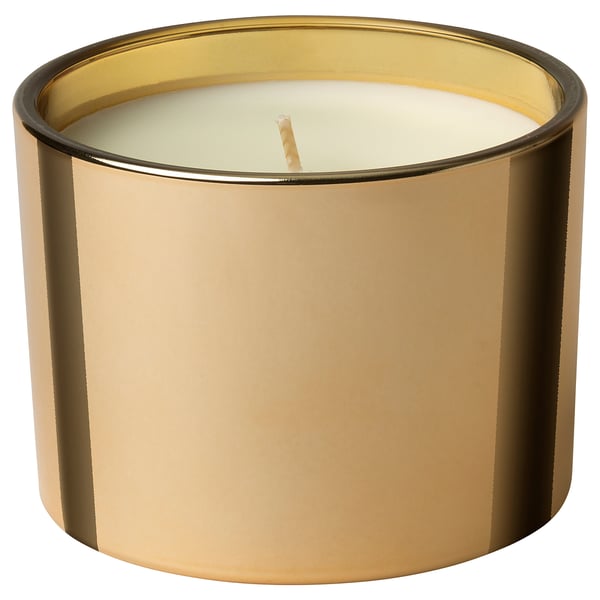 Guldfärgad ljusstake i glas med ett vitt ljus inuti. Rund form med metallisk gulddesign.