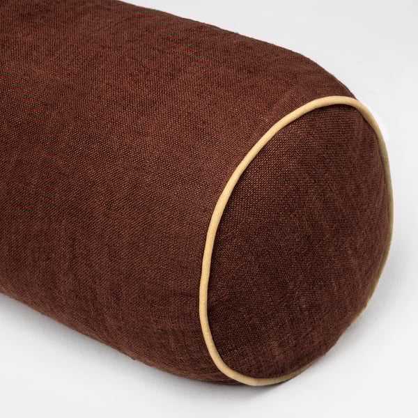 Cylindrisk kudde, brun jute med bomull, snygga sömmar, rörledningar, inbjudande textur.
