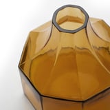 Åttkantig glasvas, handgjord med slät gul finish, munblåst kvalitet synlig i intrikata detaljer.