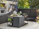 Uteplats med grillstation, växter.