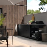 Modernt utekök med GRILLSKÄR grill, diskho och sittgrupp.