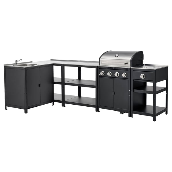 Modernt utekök i svart med accenter i rostfritt stål, inklusive diskbänk, gasolgrill och hyllor, perfekt för grillar.