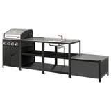 Utomhuskök: grill, diskbänk, hyllor, förvaringslåda. Svarta accenter i rostfritt stål. Modern, funktionell design.