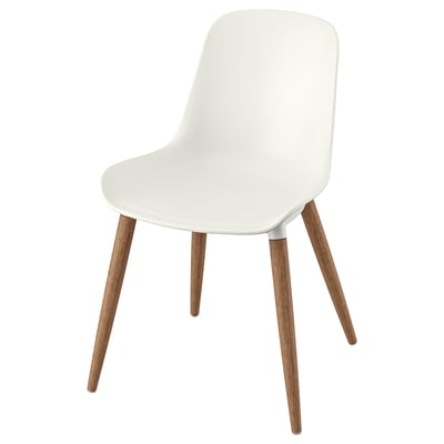 En vit GRÖNSTA stol med träben. Det släta sittskalet är ergonomiskt utformat och lätt att rengöra.