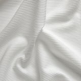 Den här bilden visar den texturerade ytan på en ljudabsorberande gardin från GUNNLAUG och visar dess intrikata, glänsande mönster.
