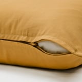 Beige kuddfodral med dragkedja för enkel avtagning.