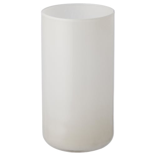 RUND, ogenomskinlig vas i vitt glas som heter HÄCKOXEL by ikea. Den har en enkel, elegant design.