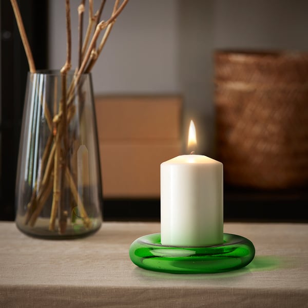 HÄNGBJÖRK ljusstake i återvunnet grönt glas. Rund, håller blockljus. Ser liten ut bredvid en blommig vas.