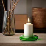 HÄNGBJÖRK ljusstake i återvunnet grönt glas. Rund, håller blockljus. Ser liten ut bredvid en blommig vas.