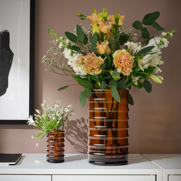 Brun vas i återvunnet glas HÄNGBJÖRK; stor, rymmer olika blommor, sitter på skrivbordet.