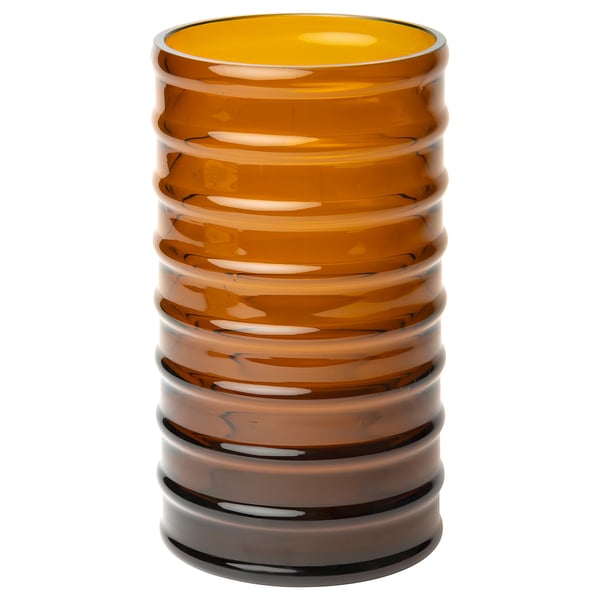 HÄNGBJÖRK munblåst vas tillverkad av återvunnet brunt glas med gul topp, med en oregelbunden cirkulär design och synliga luftbubblor.
