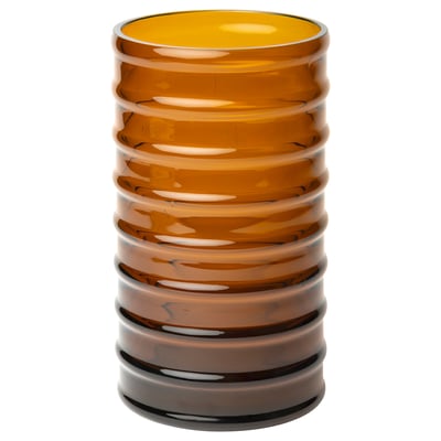 HÄNGBJÖRK munblåst vas tillverkad av återvunnet brunt glas med gul topp, med en oregelbunden cirkulär design och synliga luftbubblor.