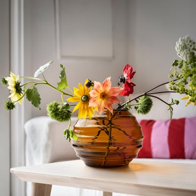 Vasen HÄNGBJÖRK: brun, återvunnet glas, rund, minimalistisk, liten, med blommor.