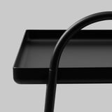 Modern svart hylla med böjda handtag, robust design, höga kanter.