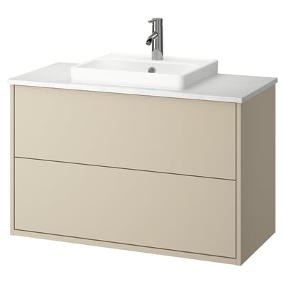 En beige HAVBÄCK badrumskommod med en bänkskiva i vit marmor och ett rektangulärt handfat. Den har två lådor med en minimalistisk design.