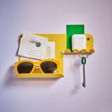 Ljusgul vägghylla med glasögon, papper och nycklar; Modern, funktionell design för organisation av entréer.