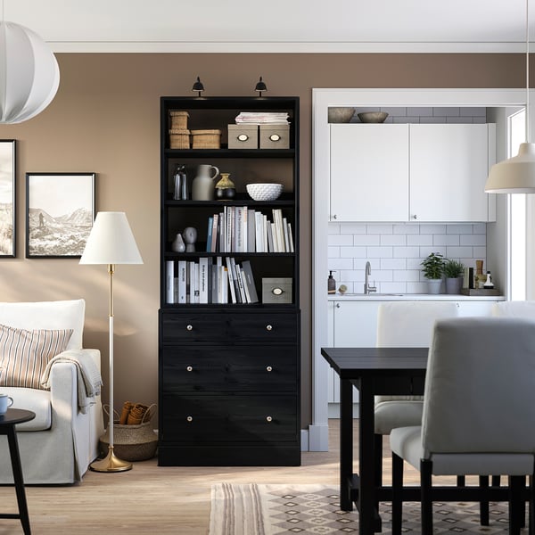 Svart HAVSTA förvaringsmöbel med hyllor och lådor, som blandar skandinavisk design och modern funktionalitet, perfekt för vardagsrum och matplats.