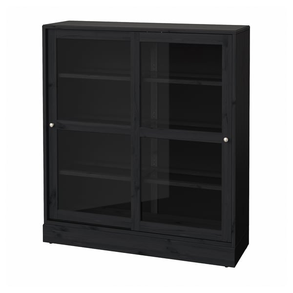 Ett svart vitrinskåp HAVSTA i furu med glasdörrar och hyllor i elegant och rektangulär design.