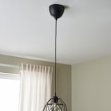 Svart hängande ljussladd hänger från taket, med glödlampa och skärmhållare monterad, redo för en lampskärm.