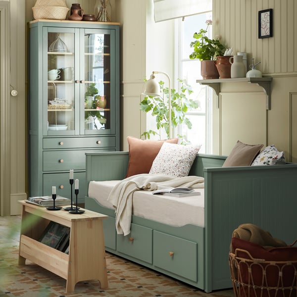 HEMNES dagbädd och garderob i grågrönt; skummadrass, lådor, glasdörrar; Mysig, neutral design.