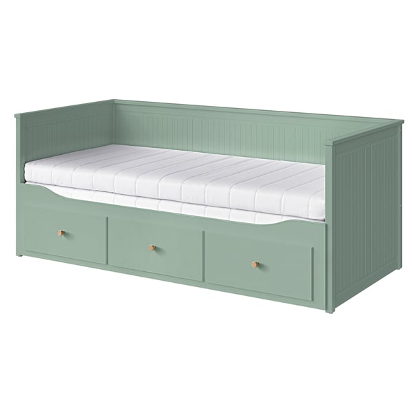 HEMNES gröna dagbädd med förvaringslådor och vit madrass.