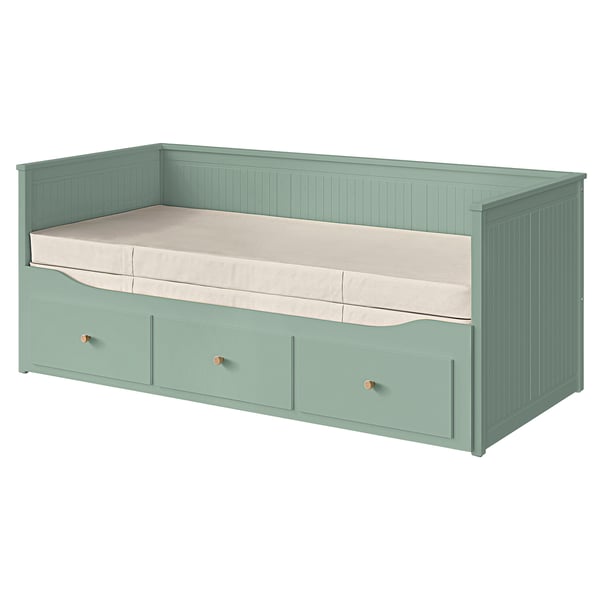 Visar en HEMNES dagbädd i grågrönt med tre lådor, som kombinerar funktionalitet och förvaring i en kompakt design.