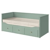Visar en HEMNES dagbädd i grågrönt med tre lådor, som kombinerar funktionalitet och förvaring i en kompakt design.