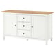 Ett vitt HEMNES sideboard, med tre lådor och två skåpdörrar med knoppar, tillverkat av massiv furu och trä.