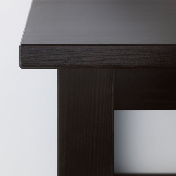 Närbild av modernt svart bord som visar elegant design och kvalitetsfinish.