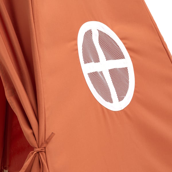Orange tygbanner med vitt nätkorsemblem, knutet i hörnet.