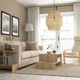 Modernt vardagsrum med beige soffa, soffbordet HOLMERUD och stor pendellampa.