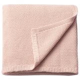 Ljusrosa, mjuk, hopvikt filt. Tillverkad av återvunnen polyester. Stickad struktur, rektangulär.