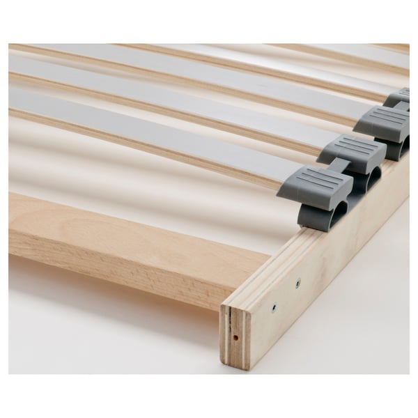 Närbild av robust sängram med släta, mjukstängande lådglider. Synliga träribbor och robust konstruktion.