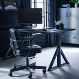 Modern svart kontorsinredning med justerbart skrivbord, ergonomisk stol, bildskärm, tangentbord, mus och krukväxt.