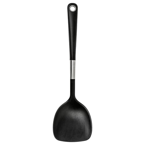 Svart ikea stekspade, bred och robust, silikonhandtag med kromring, skaft i rostfritt stål.