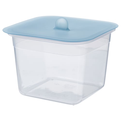 En IKEA 365+ genomskinlig fyrkantig matbehållare i plast med blått silikonlock.