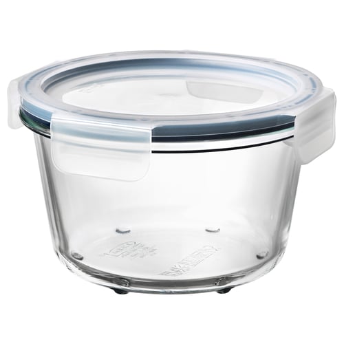 En IKEA 365+ matbehållare i klarglas med vitt lock, designad för förvaring och frysning av mat.