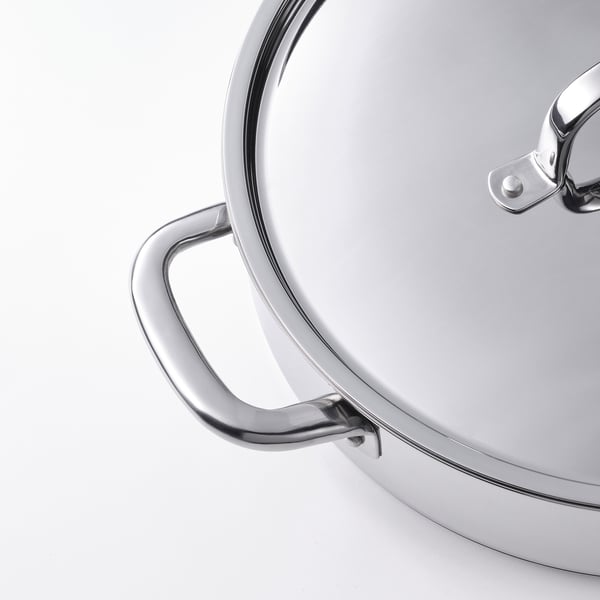 Stekpanna i polerat rostfritt stål, ergonomiska handtag, robust lock.