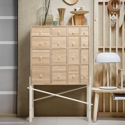 IKEA PS SINKA skåp, ljust trä, modern design. Flera lådor, rena linjer, snygga handtag, vita ben och minimalistisk inredning.