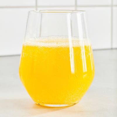 Ikeas ISKUB: dryck med apelsinsmak och låg sockerhalt i en 500 ml flaska.